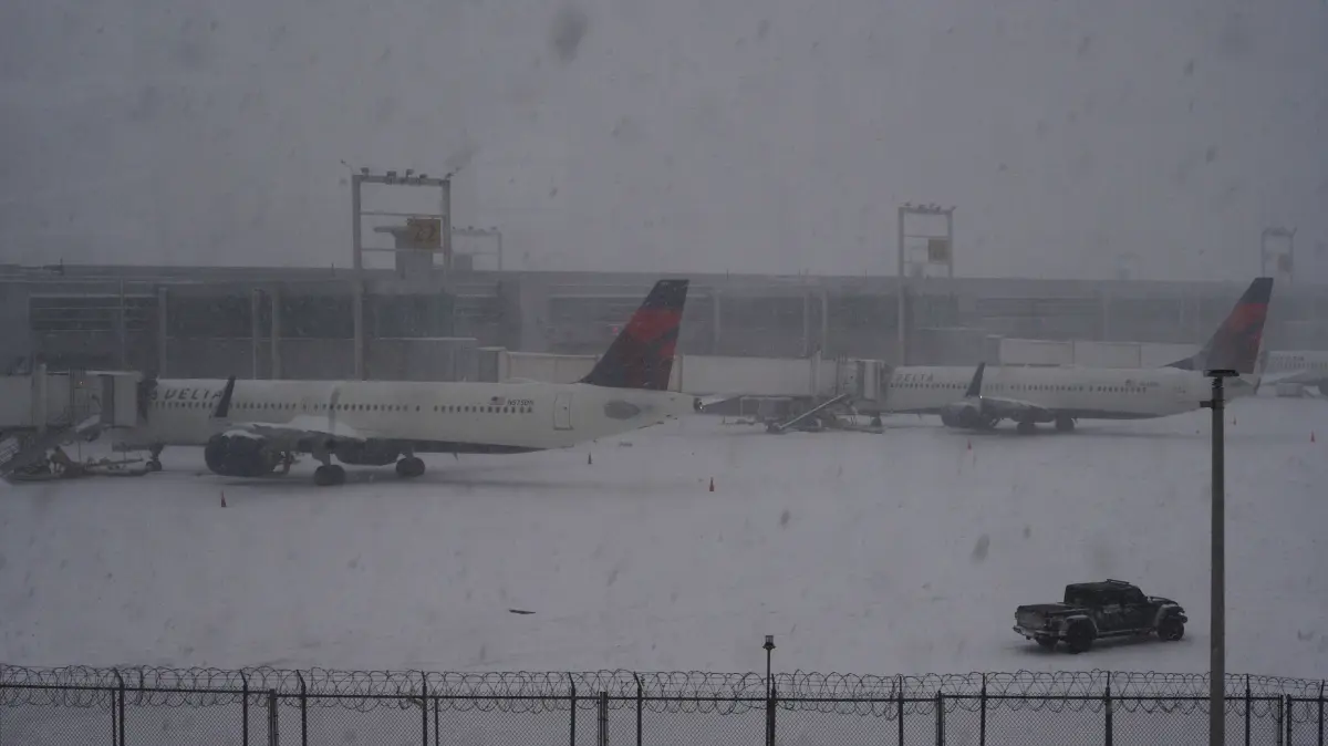 Flugzeuge stehen während eines Schneesturms in New York auf dem schneebedeckten Rollfeld des JFK-Flughafens still. +++ dpa-Bildfunk +++