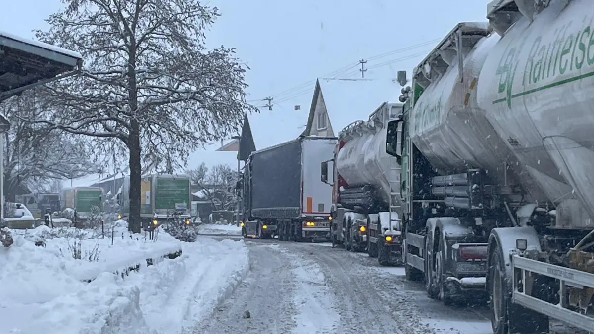 Schneechaos in Hohenlohe: Lkw-Stau in Brettheim.