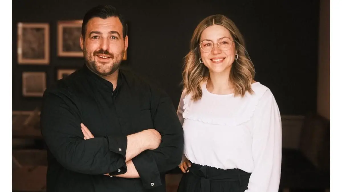 Küchenmeister Marc Winter und seine Schwester Anja stellen ihr Konzept einer hochrangigen Jury vor.