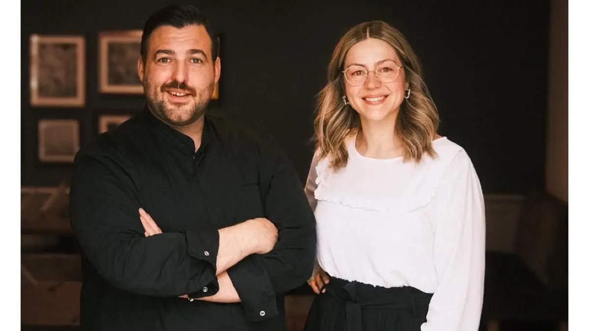Küchenmeister Marc Winter und seine Schwester Anja stellen ihr Konzept einer hochrangigen Jury vor.