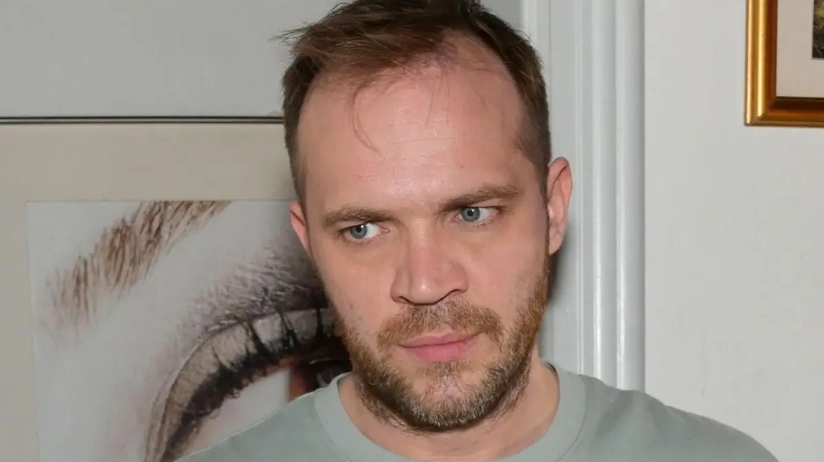 Erik (Patrick Heinrich) verheimlicht Toni (Olivia Marei), dass er mit einer anderen Frau geschlafen hat.
