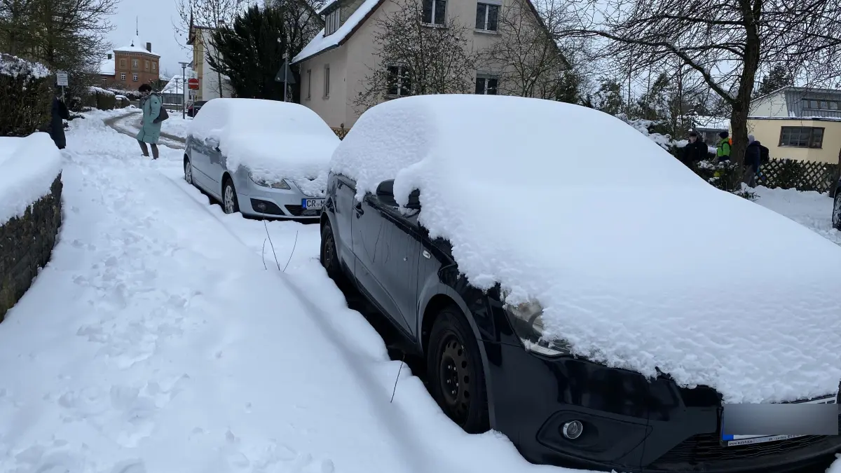 Anwohner sind verpflichtet, Gehwege zu räumen, damit Fußgänger sie sicher nutzen können.