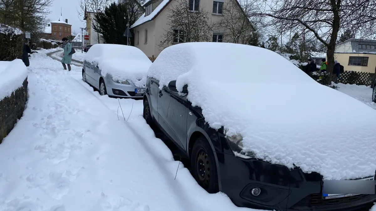 Anwohner sind verpflichtet, Gehwege zu räumen, damit Fußgänger sie sicher nutzen können.
