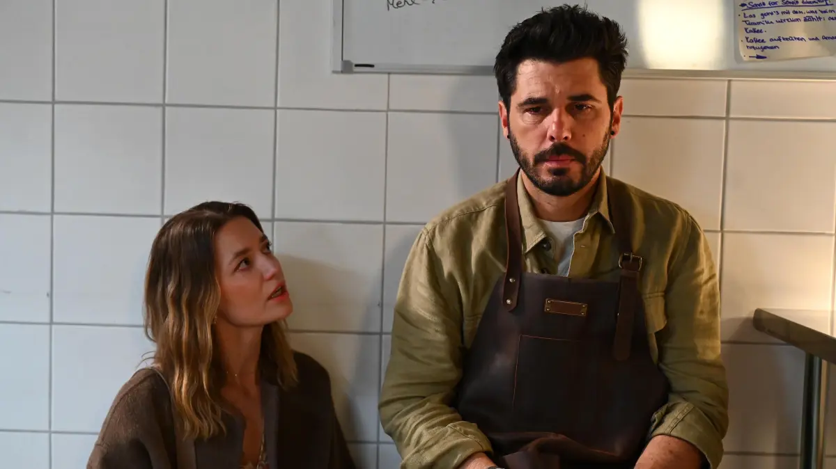 Nathalie (Amrei Haardt) und Matteo (Riccardo Angelini) wollen ihrem Liebes-Comeback noch etwas Zeit geben.