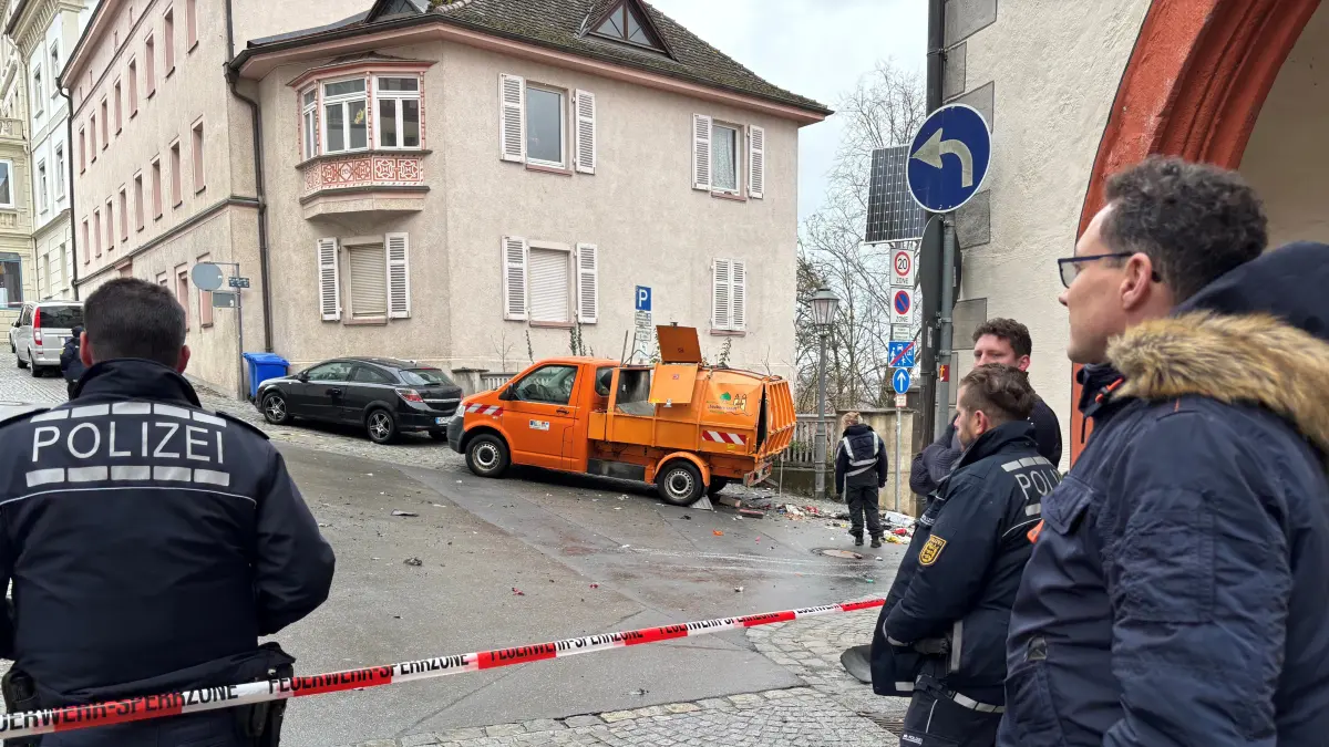 Ein stattliches Polizeiaufgebot, darunter Sprengstoffexperten des Landeskriminalamtes, hat am Montagvormittag den städtischen Müllwagen untersucht, in dem es kurz nach 8 Uhr eine heftige Detonation gegeben hat. Vertreter der Stadt waren ebenfalls vor Ort.