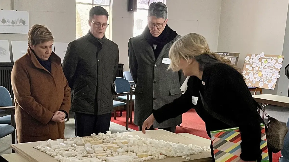 Bauministerin Nicole Razavi und Manuel Hagel besuchen die Dornstadter Höfe. Mit auf dem Bild sind Bürgermeister Rainer Braig und die Projektleiterin Silke Prokscha.