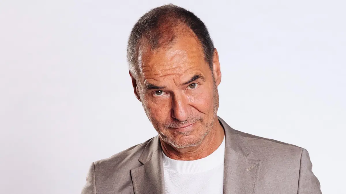 Richard (Silvan-Pierre Leirich) mischt sich in Vanessas Prozess ein.