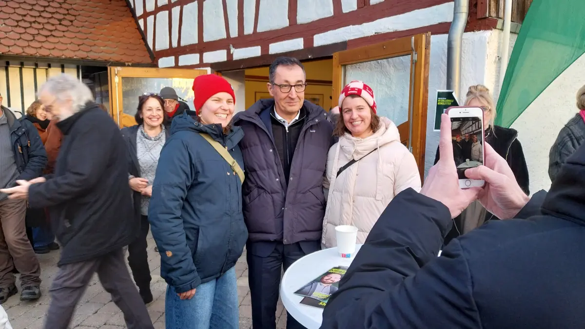 Gefragt waren Selfies mit dem Spitzenkandidaten der Grünen: Cem Özdemir war beim Neujahrsempfang des Grünen-Kreisverbandes Zollernalb zu Gast.