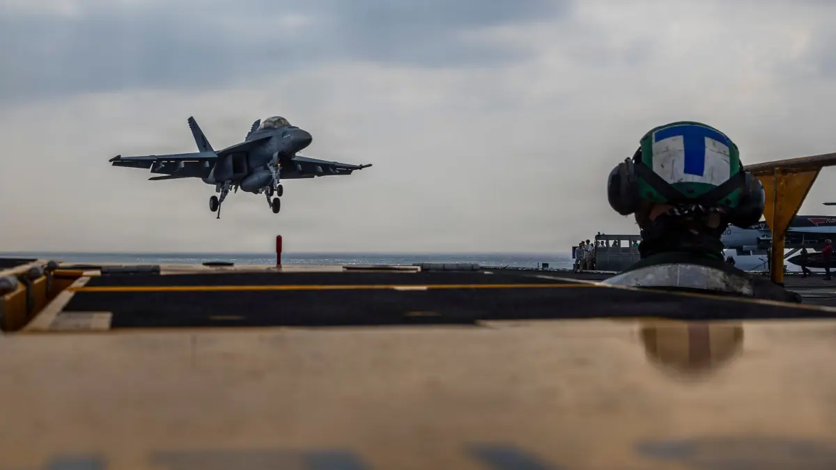 Flugzeugträger USS Abraham Lincoln: HANDOUT - 22.01.2026, ---, USS Abraham Lincoln: Dieses von der US Navy via AP zur Verfügung gestellte Foto zeigt eine Boeing F/A-18E Super Hornet bei der Landung auf dem Flugzeugträger USS Abraham Lincoln der Nimitz-Klasse im Indischen Ozean. Foto: Seaman Daniel Kimmelman/US Navy/AP/dpa - ACHTUNG: Nur zur redaktionellen Verwendung im Zusammenhang mit der aktuellen Berichterstattung und nur mit vollständiger Nennung des vorstehenden Credits +++ dpa-Bildfunk +++