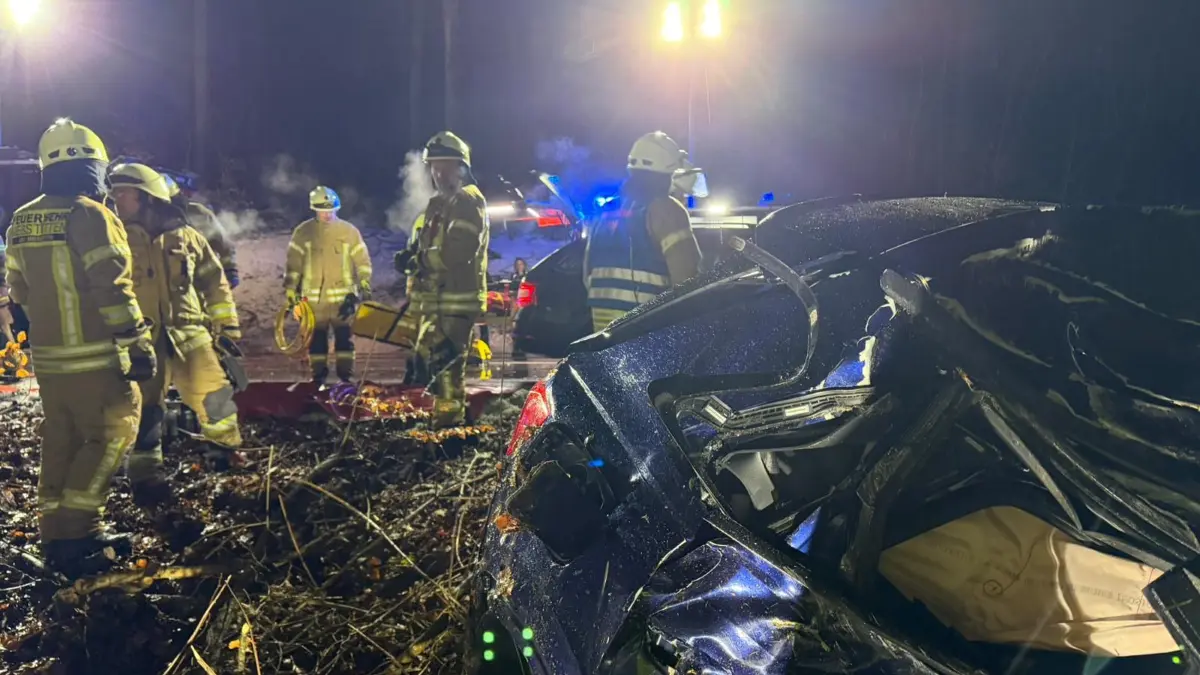 Die Feuerwehr Meßstetten war am Montagabend im Bereich der Kreisstraße zwischen Meßstetten und Hossingen im Einsatz. Dort kam ein Auto alleinbeteiligt von der Fahrbahn ab.