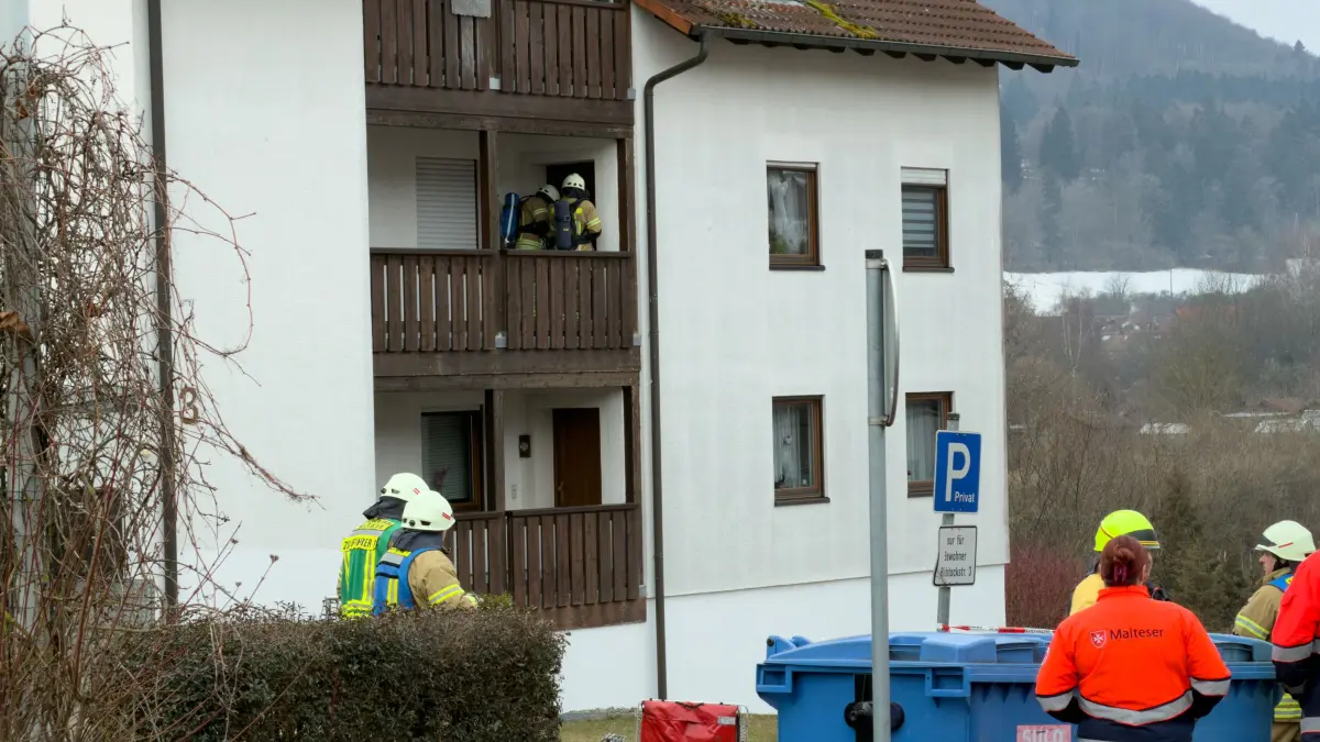 Die Einsatzkräfte kontrollieren ein Mehrfamilienhaus.