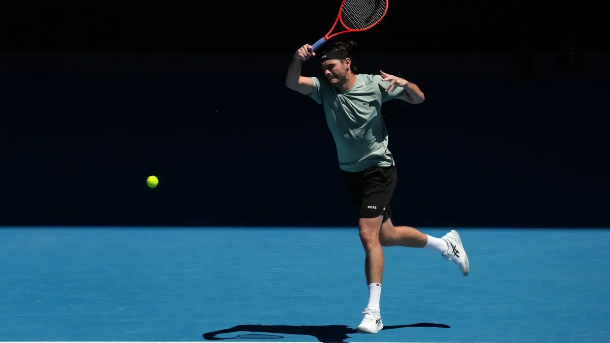 Tennis - Australian Open: 26.01.2026, Australien, Melbourne: Tennis: Grand Slam - Australian Open, Einzel, Männer, Achtelfinale. Der US-Amerikaner Taylor Fritz spielt einen Vorhand-Return. Foto: Mark Baker/AP/dpa +++ dpa-Bildfunk +++