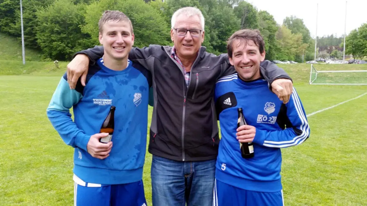 Klaus Schmollinger mit seinen beiden Söhnen Tobias und Marcel: Vorsicht: Dieses Foto ist möglicherweise nur für den einstigen Verlag Schwäbisches Tagblatt verwendbar. Bild Klaus mit seinen beiden Söhnen Tobias und Marcel beim Aufstieg in die Landesliga im Sommer 2018.