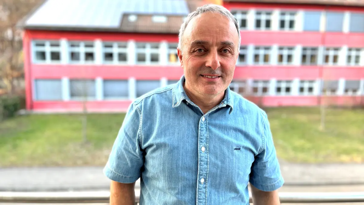 Seref Varli (SPD) rückt für André Amon in den Sulzer Gemeinderat nach. Von seinem Balkon aus blickt er übrigens genau auf die kaufmännische Schule, die er einst besucht hat.