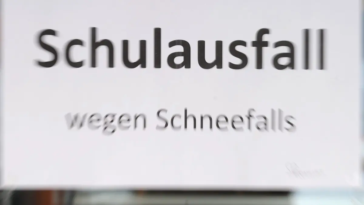 Schulfrei wegen Schnee: ARCHIV - 15.12.2010, Niedersachsen, Hohenhameln: ILLUSTRATION - ARCHIV - Ein Schild an der Eingangstür informiert am 16.12.2010 an einer Schule in Niedersachsen über den Schulausfall wegen der winterlichen Witterungsbedingungen (Foto mit Zoomeffekt). Foto\ Jochen Lübke/dpa (zu lni "Schulträger entscheiden über Schulausfall im Winter" vom 07.01.2016) +++(c) dpa - Bildfunk+++ (zu dpa: «Schnee lähmt Fulda – Schulen, Müllabfuhr und Busse betroffen») Foto: Jochen Lübke/dpa +++ dpa-Bildfunk +++