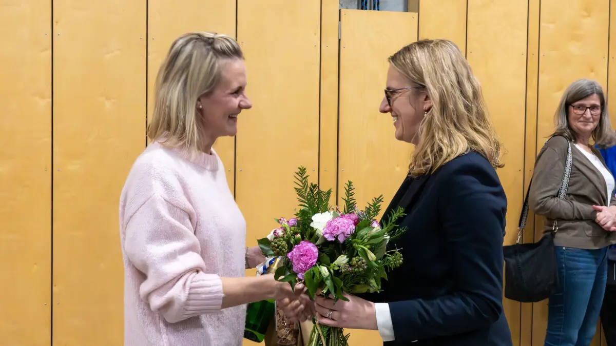 Eschenbach Bürgermeisterwahl Simone Staib mit der neuen Bad Boller Bürgermeisterin Ann-Kathrin Traub Wahlabend Technotherm-Halle,