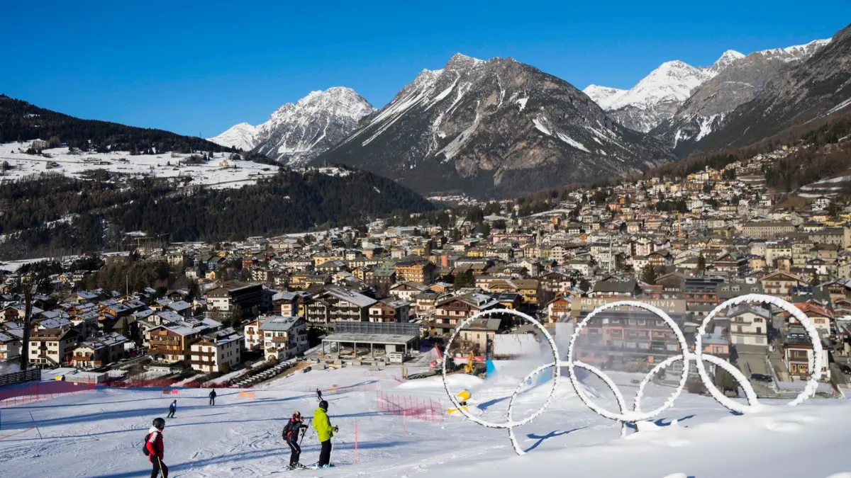 Vor den Olympischen Winterspielen in Italien: ARCHIV - 16.01.2025, Italien, Bormio: Die Olympische Ringe sind in der Nähe einer Piste des Stelvio Ski Center zu sehen, dem Austragungsort der alpinen Ski- und Skibergsteigerdisziplinen bei den Olympischen Winterspielen 2026 in Mailand-Cortina. (zu dpa: «Steigende Temperaturen gefährden Olympia im Winter zunehmend») Foto: Luca Bruno/AP/dpa +++ dpa-Bildfunk +++