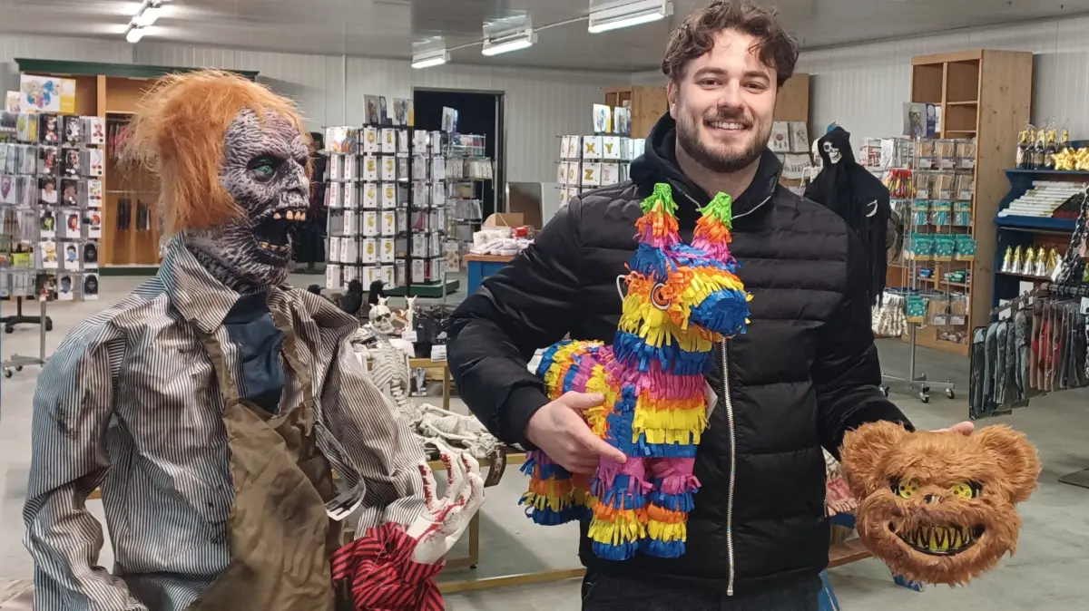 Almir Kukavica in seinem Dettinger Lager- und Verkaufsraum mit gruseligen Freunden. Neben der Fasnet werden auch Mottpartys rund um Halloween immer wichtiger.