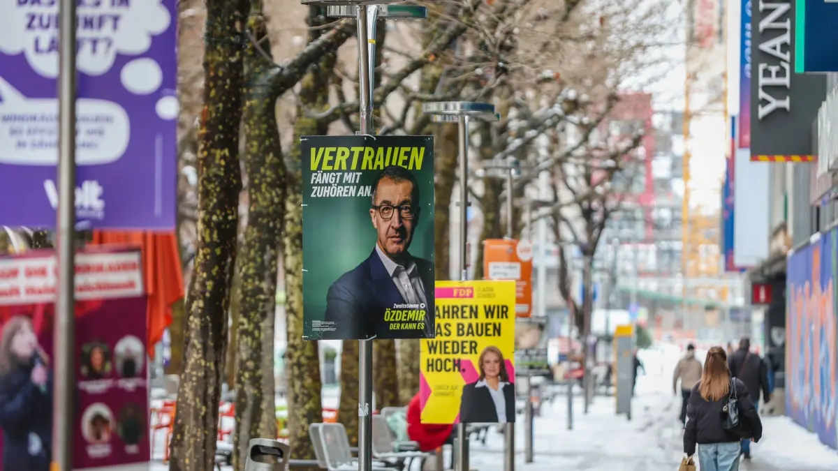 Wahlplakate zur Landtagswahl in Baden-Württemberg: 26.01.2026, Baden-Württemberg, Stuttgart: Wahlplakate zur Landtagswahl 2026 hängen in der Stuttgarter Innenstadt. Foto: Christoph Schmidt/dpa - ACHTUNG: Nur zur redaktionellen Verwendung im Zusammenhang mit der aktuellen Berichterstattung über die Landtagswahl 2026 in Baden-Württemberg +++ dpa-Bildfunk +++