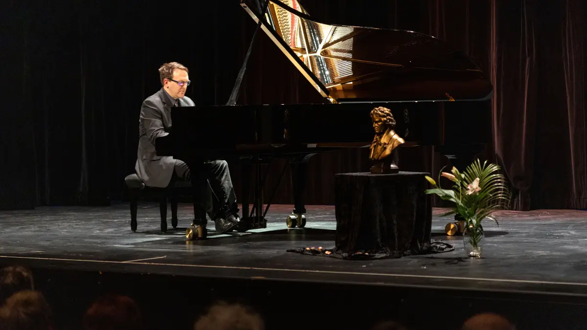 Bernd Grill spielt Klaviersonaten von Mozart und Beethoven