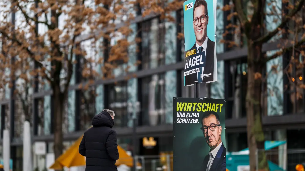 Wahlplakate zur Landtagswahl in Baden-Württemberg: 26.01.2026, Baden-Württemberg, Stuttgart: Wahlplakate zur Landtagswahl 2026 der Parteien CDU (o) mit dem Gesicht von Manuel Hagel und Bündnis 90/Die Grünen (u) mit dem Gesicht von Cem zdemir hängen in der Stuttgarter Innenstadt. Foto: Christoph Schmidt/dpa - ACHTUNG: Nur zur redaktionellen Verwendung im Zusammenhang mit der aktuellen Berichterstattung über die Landtagswahl 2026 in Baden-Württemberg +++ dpa-Bildfunk +++