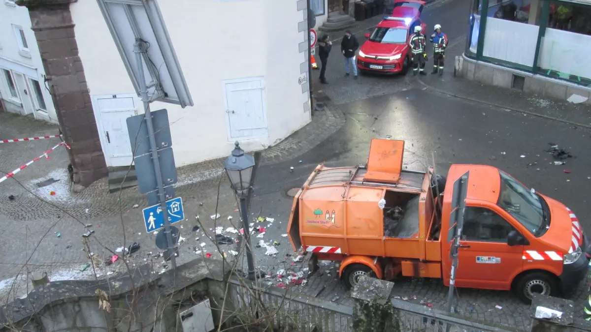 Die Feuerwehr ist da, man forscht nach der Ursache: Ein VW-Pritschenwagen, umgebaut als Müllfahrzeug, ist im Containerbereich explodiert.
