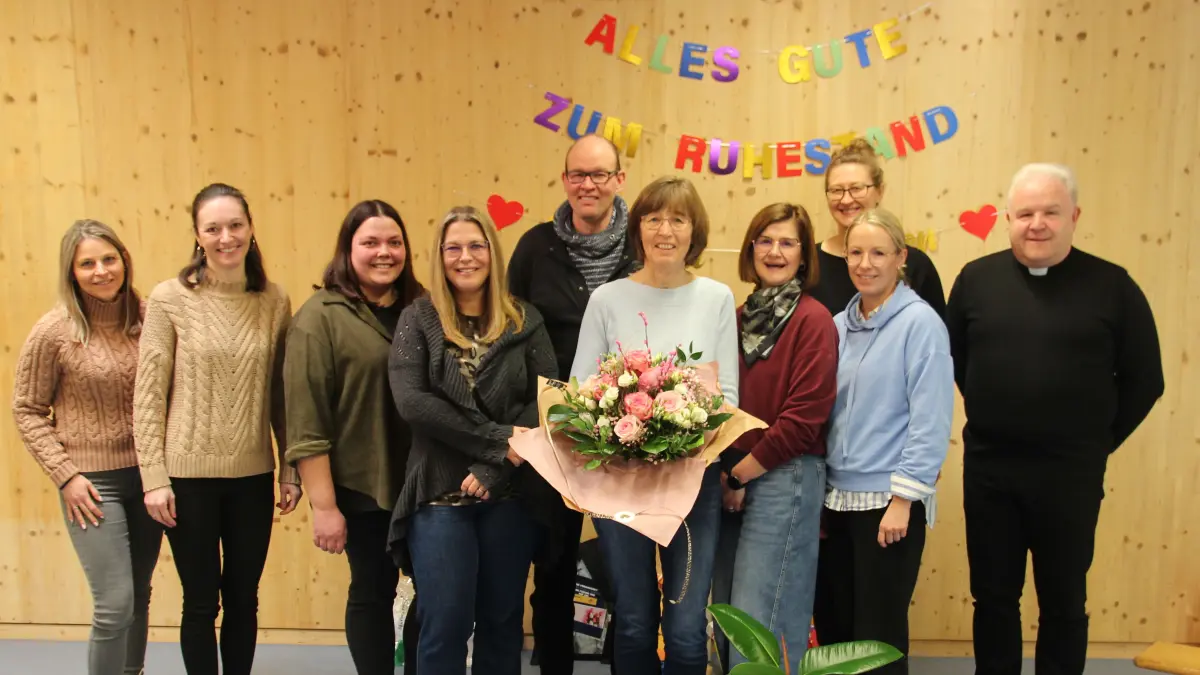 Nach 44 Jahren im Kindergarten Sankt Georg wünschten alle Kindergartenkinder, Erzieherinnen und weitere Akteure ihrer Sigrid Seele (Mitte) einen guten Start in den Ruhestand.