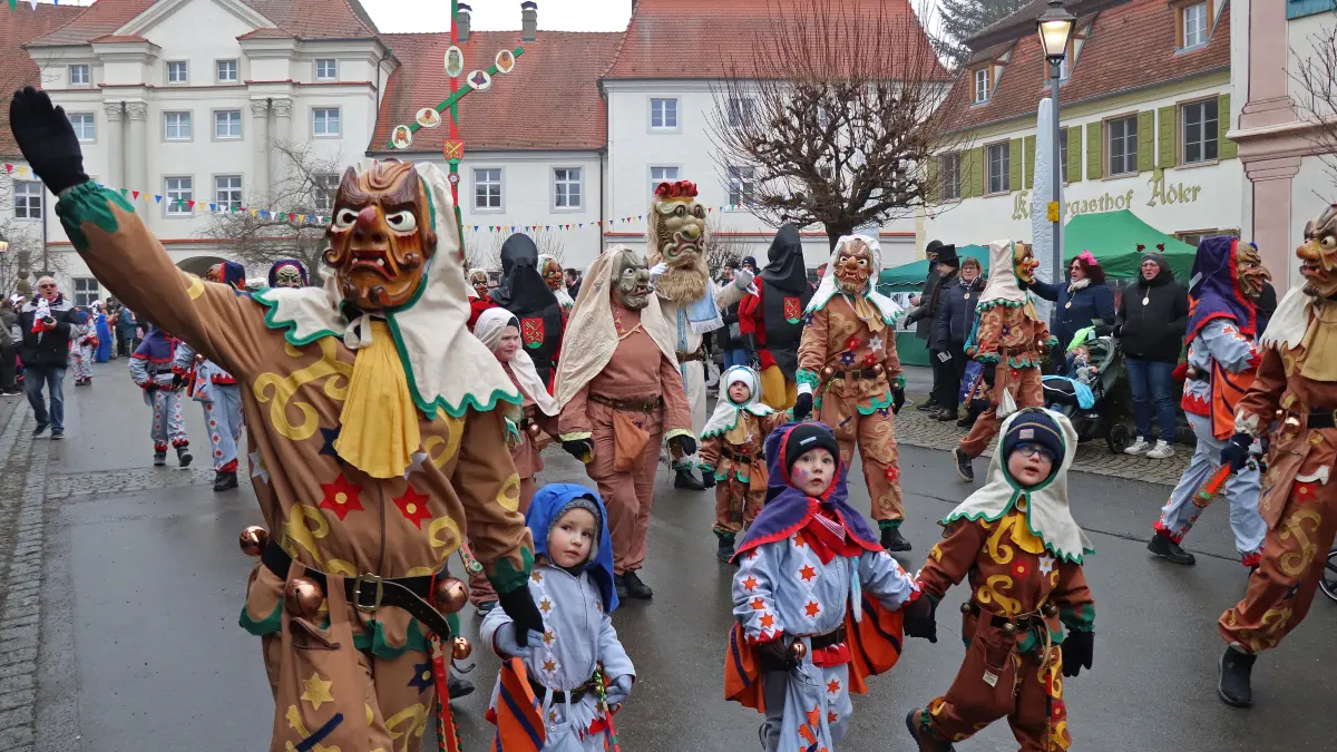 Buntes närrisches Treiben im Wintergrau: Die Narrenzunft Obermarchtal führte den großen Umzug am Sonntag an. Im Bildhintergrund sind die beiden Scharfrichter mit dem Schlossgeist zu sehen. Die historischen Figuren feierten in diesem Jahr Wiederauferstehung.
