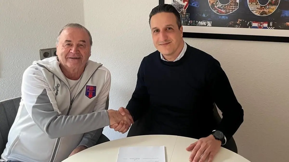 Karlheinz Sprügel und Antonio Fernandez-Martinez (rechts) bei der Vertragsunterzeichnung.