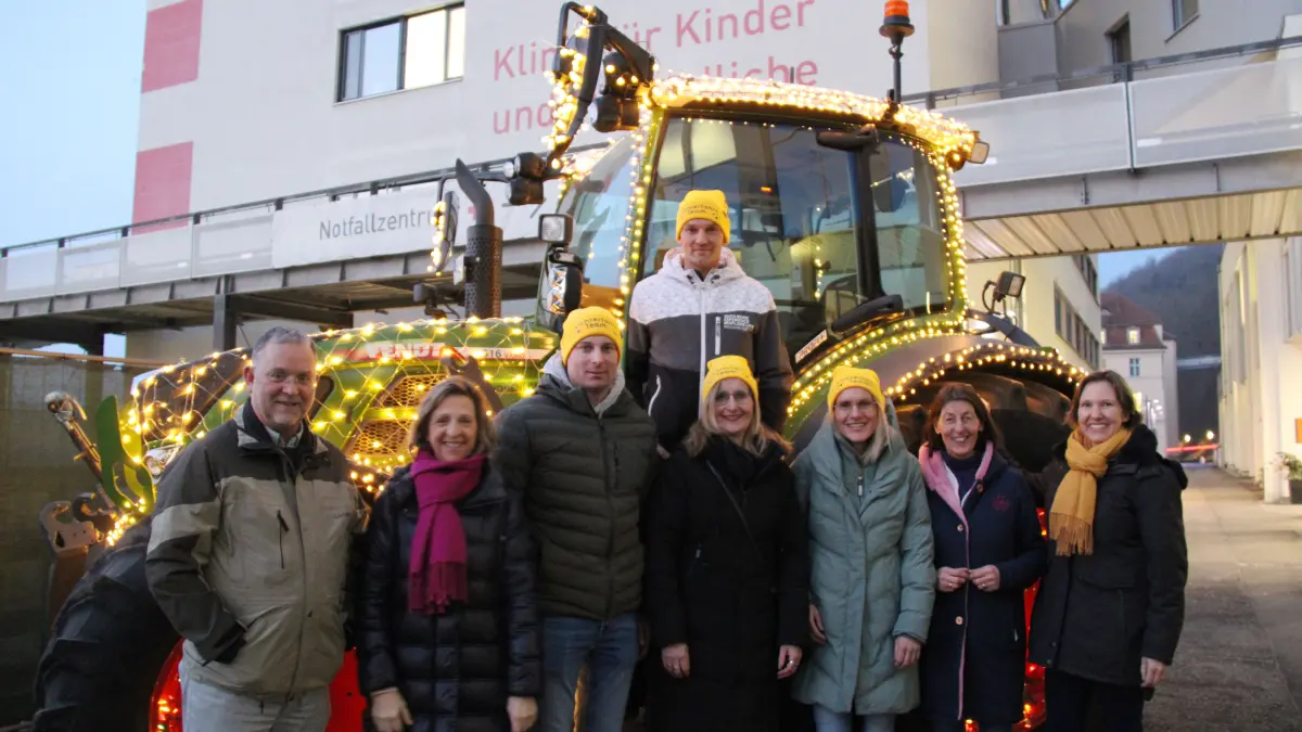 Spendenübergabe an den Förderverein der Klinik für Kinder und Jugendliche am Haller Diak; bei einer ziemlich spontan organisierten Lichterfahrt mit beleuchteten Traktoren sind auf Anhieb mehr als 6000 Euro zusammengekommen. Hier von links: Prof. Dr. Andreas Holzinger, Edda Weiner-Gießler, Jens Lober, Sven Ludwig, Katja Frey, Stephanie Heinrich, Gisela Breitschwerdt und Isabell Rathgeb