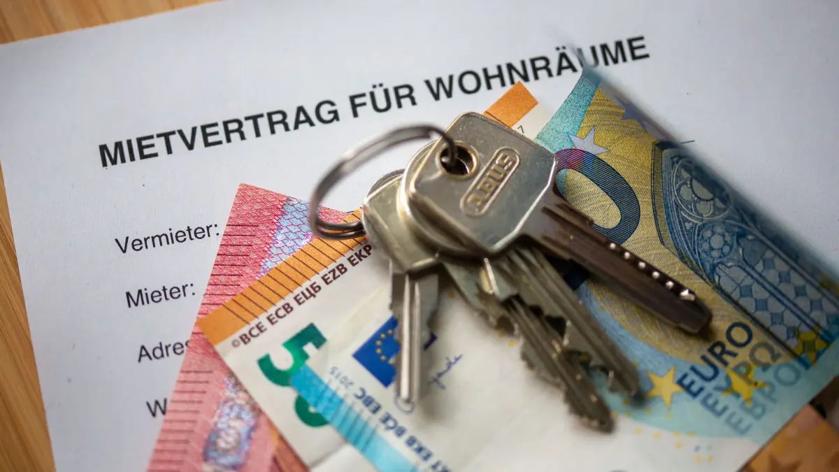 Mietvertrag: ILLUSTRATION - 17.09.2025, Berlin: Ein Mietvertrag für Wohnräume liegt zusammen mit Geldscheinen und Wohnungsschlüsseln auf einem Tisch. Das oberste deutsche Zivilgericht prüft, ob ein Vermieter seinem Mieter kündigen kann, wenn der die Wohnung gewinnbringend untervermietet. (zu dpa: «BGH vor Urteil zu «gewinnbringender» Untervermietung») Foto: Fernando Gutierrez-Juarez/dpa +++ dpa-Bildfunk +++