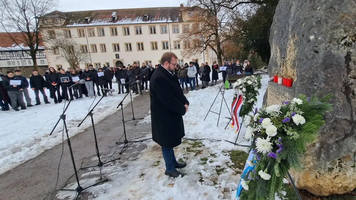 Oberbürgermeister Alex Maier bei der Kranzniederlegung zum Holocaust-Gedenktag