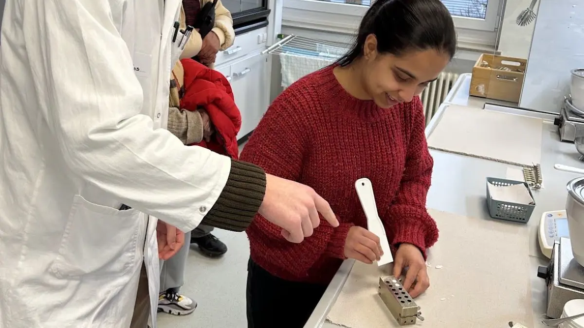 Im Labor der pharmazeutisch-technischen Assistentinnen und Assistenten konnten selbst Zäpfchen gegossen werden.