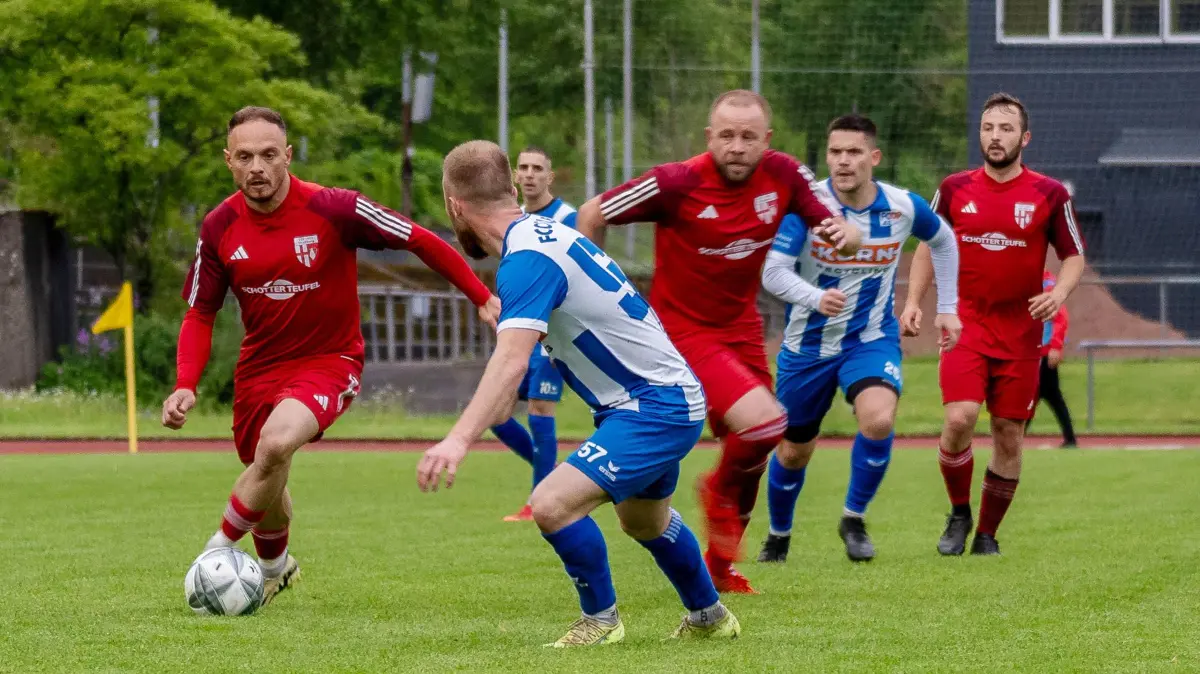 Pietro Fiorenza (TSV Strassberg, #21) und Semih Cetin (FC 07 Albstadt, #57) im Zweikmpf
TSV Harthausen/Scher vs. FC 07 Albstadt, Fussball, Landesliga 4, 2023/24, Spieltag 25, 11.05.2024
Foto: Eibner-Pressefoto/Jannik Noelke