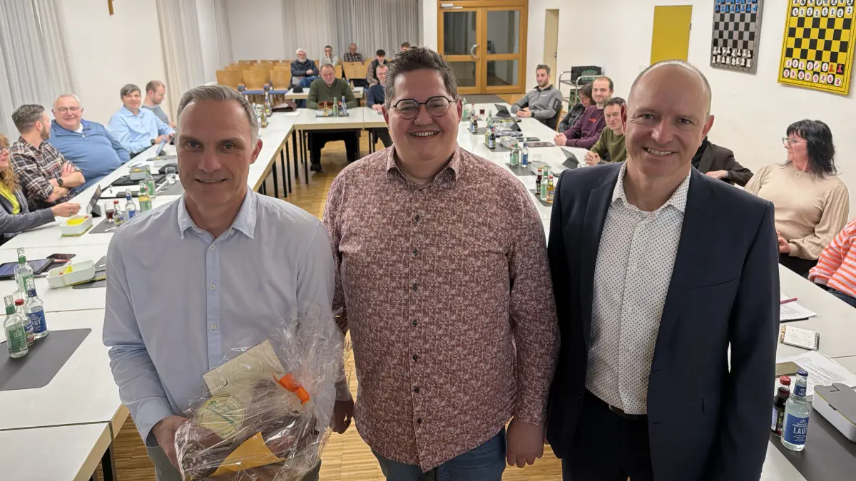 Gerd Beiter (links) scheidet auf eigenen Wunsch aus dem Rangendinger Gemeinderat aus. Für ihn rückt Rüdiger Oschwald (Mitte) nach. Bürgermeister Manfred Haug hat Beiter bei der Sitzung im Gemeindehaus verabschiedet und Oschwald verpflichtet.