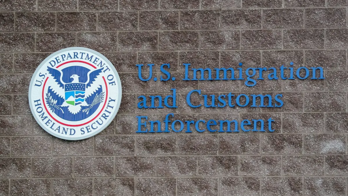 US-Einwanderungs- und Zollbehörde (ICE): ARCHIV - 28.06.2025, USA, Williamsport: Das Siegel des United States Department of Homeland Security ist auf der Außenseite eines Verwaltungsbüros und Bearbeitungszentrums der US-Einwanderungs- und Zollbehörde (ICE) zu sehen. (zu dpa: «ICE-Beamte für US-Sicherheit bei Olympia in Italien») Foto: Paul Weaver/SOPA Images via ZUMA Press Wire/dpa +++ dpa-Bildfunk +++