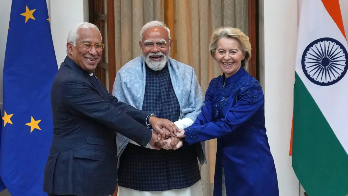 Gipfeltreffen EU-Indien: 27.01.2026, Indien, Neu Delhi: Der indische Ministerpräsident Narendra Modi (M) begrüßt den Präsidenten des Europäischen Rates Antonio Costa (l) und die Präsidentin der Europäischen Kommission Ursula von der Leyen vor ihrem Treffen in Neu-Delhi. Foto: Manish Swarup/AP/dpa +++ dpa-Bildfunk +++
