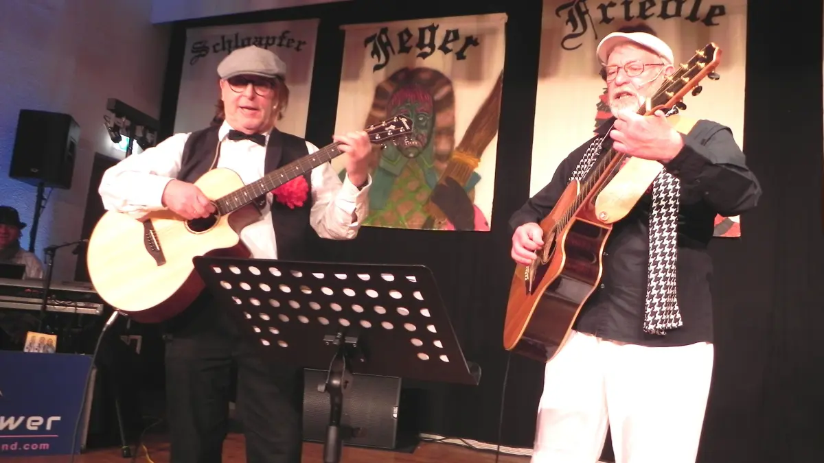 Nix Amore: Helmut Siedler (links) und Emil Lachenmaier begeisterten beim Bunten Abend als "zwei kleine Italiener" mit Gitarren.
