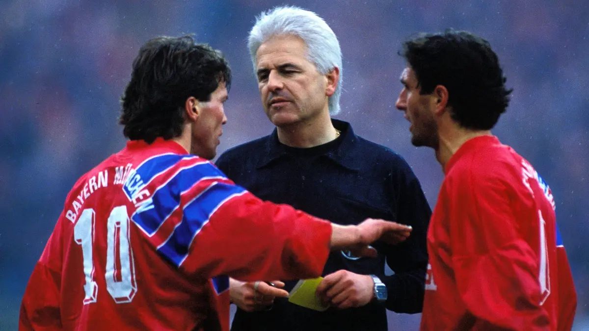 Bildnummer: 00756834 Datum: 06.03.1993 Copyright: imago/HJS
Schiedsrichter Eugen Strigel im Gespräch mit Lothar Matthäus (li.) und Bruno Labbadia (beide Bayern); Striegel, Vdia, quer, close, Schiri, Referee, Unparteiischer, Saison 1992/1993, FC Bayern München München Fußball 1. BL Herren Mannschaft Deutschland Gruppenbild Aktion Personen