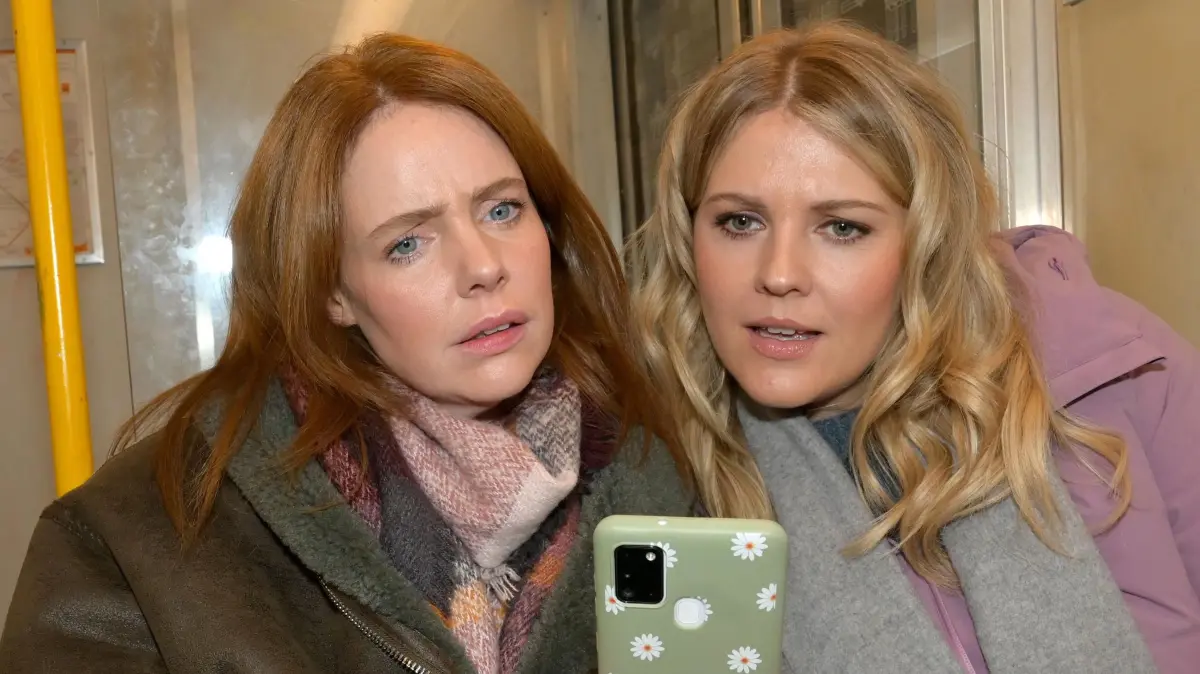 Toni (Olivia Marei, l.) und Alicia (Josefin Bressel) wundern sich über Eriks Nachricht.