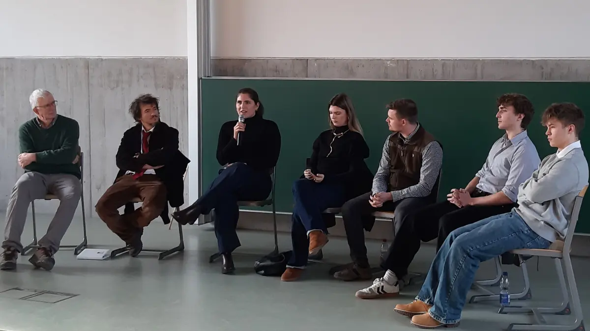 Podiumsgespräch zum Film "Ewiger Wald". Von links: Prof. Christoph Schurr, EBG-Lehrer Giovanni Panno, HFR-Studentin Annika Gaus, Sofia Kontokostas (EBG), Student Gerrit Laub, Schüler Andreas Däuble, Schüler Paul Müller