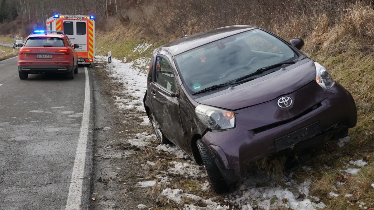 Das auf der Seite liegende Fahrzeug an der L 247 bei Marbach wurde inzwischen wieder aufgerichtet.