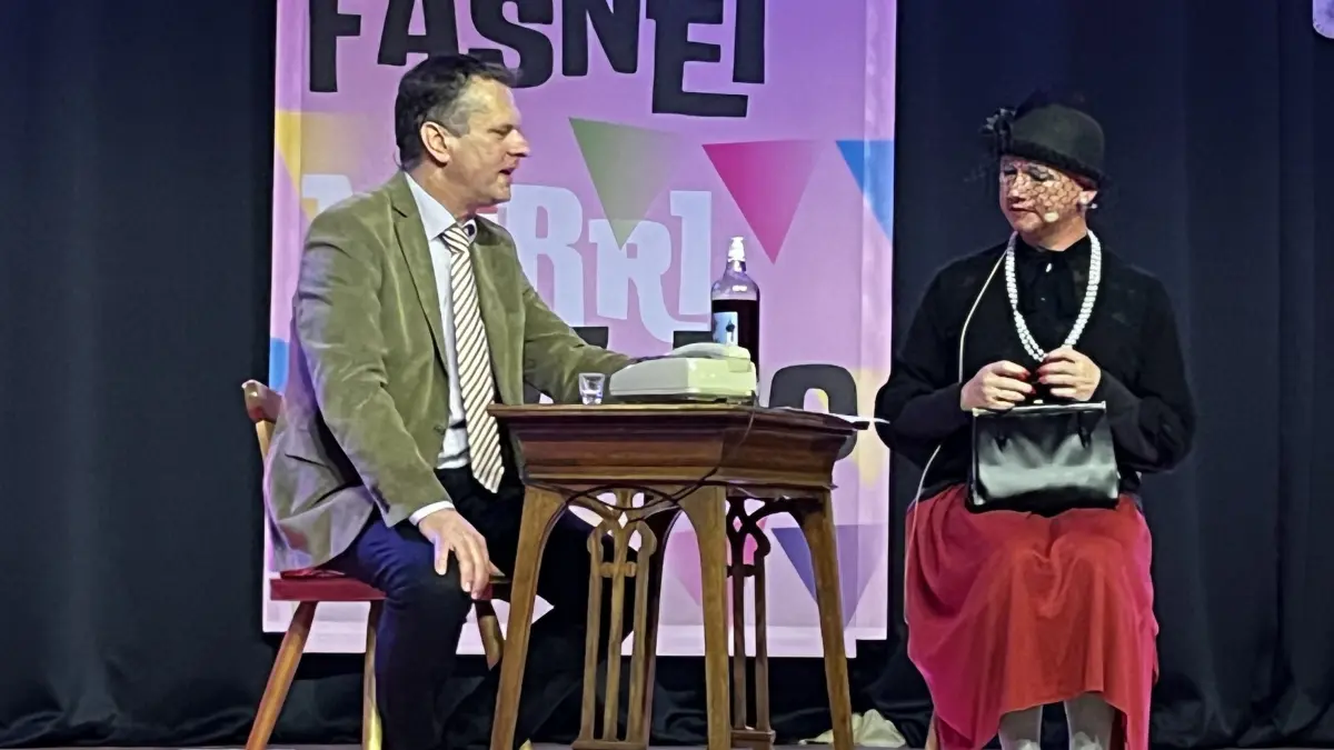 OB Stephan Neher als Bürgermeister und Timo Dotzauer als Hannes/Hilde