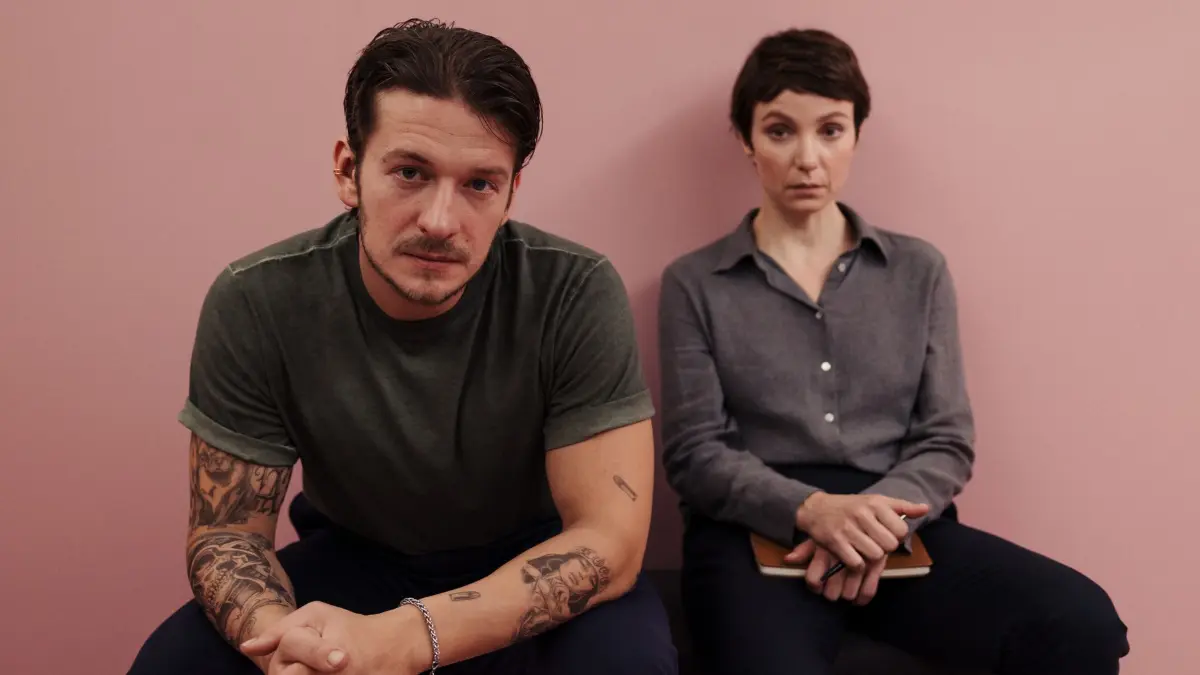 In Im Schatten der Angst - Der Skorpion versucht Karla Eckhardt (Julia Koschitz) herauszufinden, ob sie Anton Lisky (Stefan Gorski) vertrauen kann.