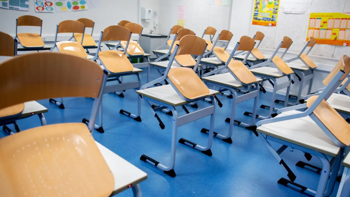 Schulausfälle: ARCHIV - 17.04.2023, Niedersachsen, Oldenburg: Zahlreiche Tische und Stühle stehen in einem Klassenzimmer an einem Gymnasium. (zu dpa: «Distanzunterricht bei Schulausfall? Ministerin gegen Pflicht») Foto: Hauke-Christian Dittrich/dpa +++ dpa-Bildfunk +++