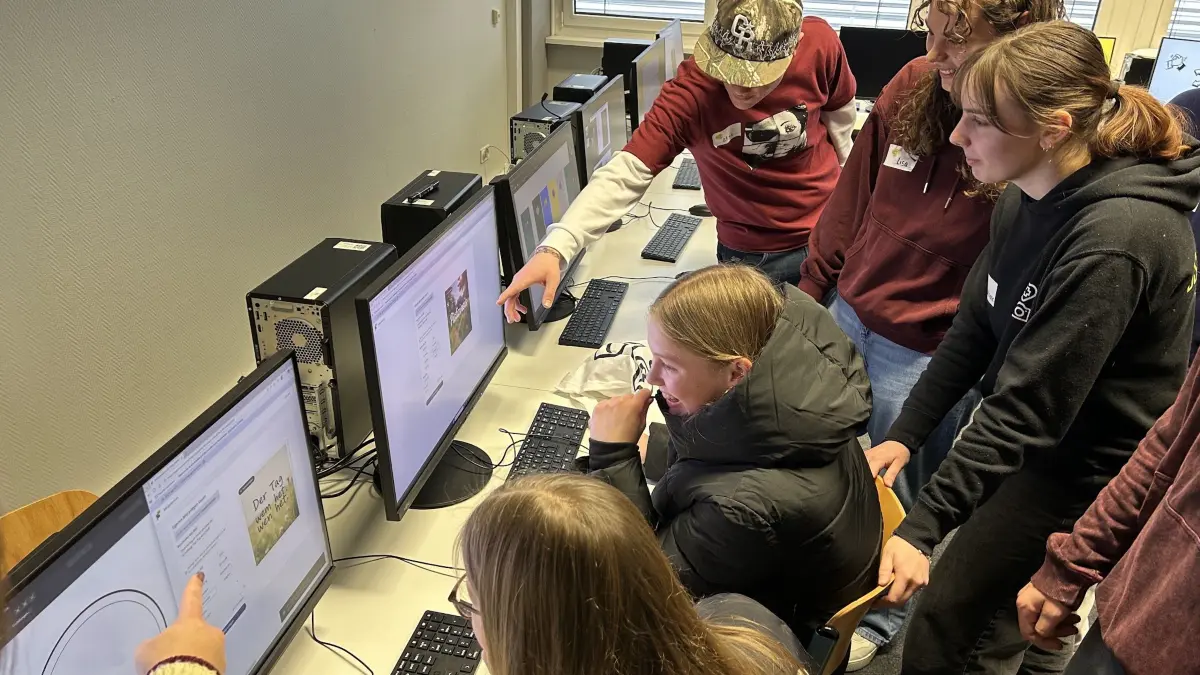 Reges Interesse herrschte auch im Technischen Gymnasium. Hier ließen sich Schülerinnen und Schüler zeigen, wie ein Grafikprogramm funktioniert.