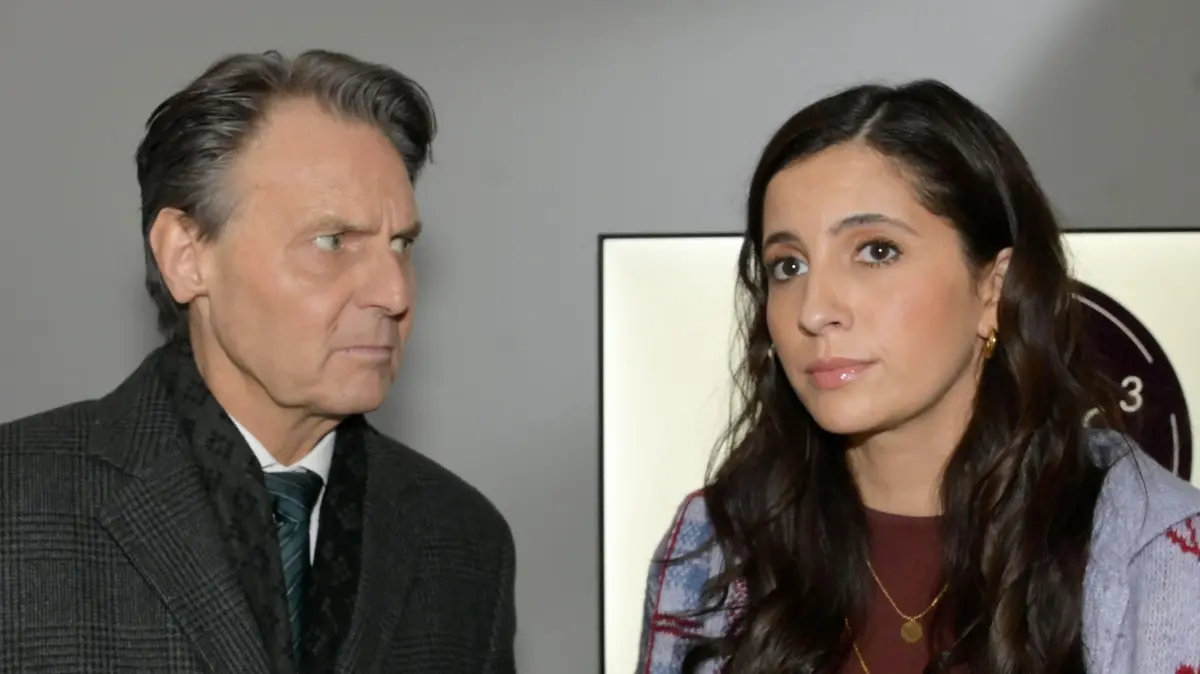 Jo Gerner (Wolfgang Bahro) und Laura (Chryssanthi Kavazi) ahnen nicht, dass sie bald etwas gegen Zoe in der Hand haben könnten.