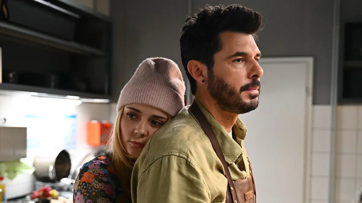 Valea (Antonia Kolano) hat ihrem Vater Matteo (Riccardo Angelini) die Entführung von damals verziehen.