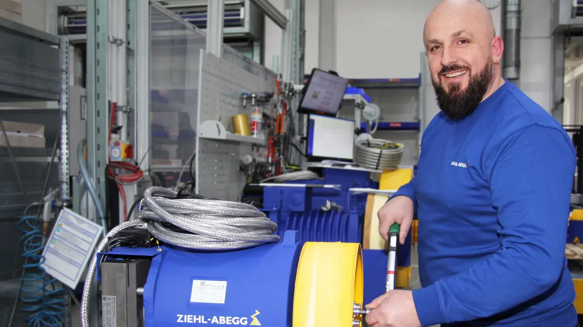 Artan Shahini montiert die Treibscheibe an einen Aufzugsmotor, der aktuell noch mit Seltene-Erden-Magneten hergestellt wird. In diesem Jahr läuft bei Ziehl-Abegg noch die Serienproduktion mit der Weltneuheit - Aufzugsmotoren mit Ferritmagneten - an.