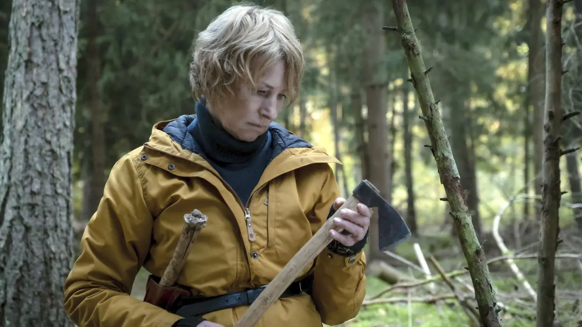 Susanne Bonard (Corinna Harfouch) macht ein Überlebenstraining im Wald.